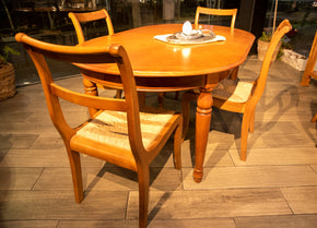 comedor de madera barnizada